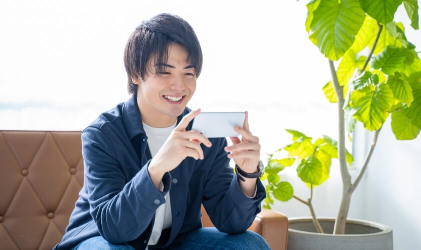 スマートフォンを操作する男性