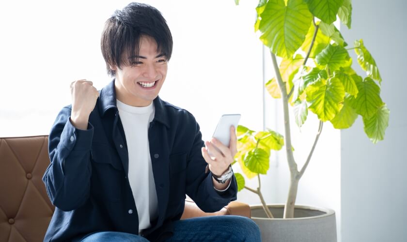 スマートフォンを操作する男性