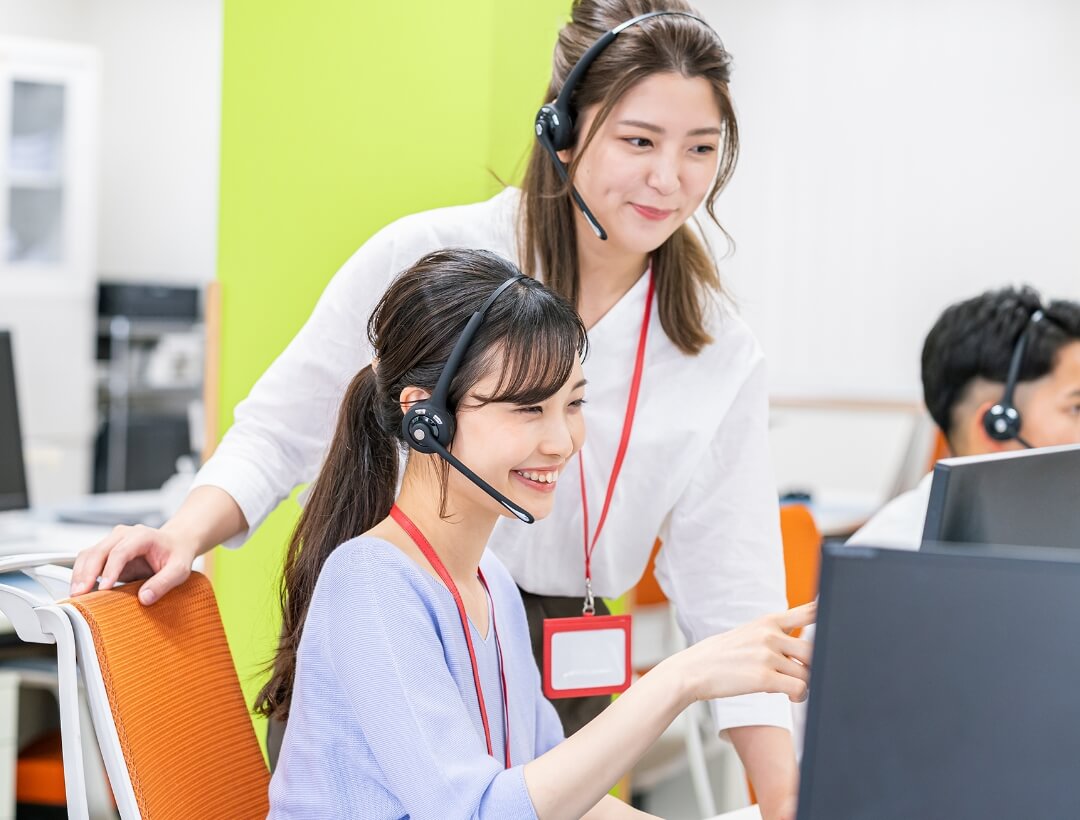 笑顔の女性社員たち