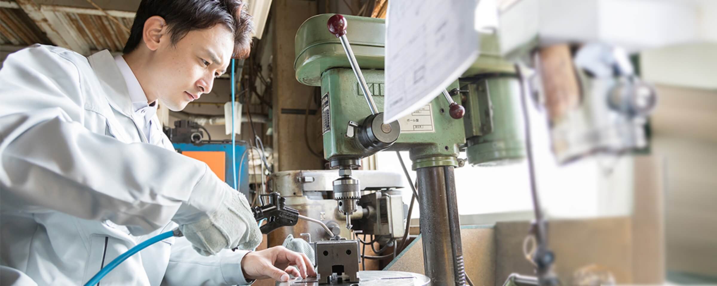 製造業務をする男性