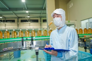 ミネラルウォーター製造スタッフ