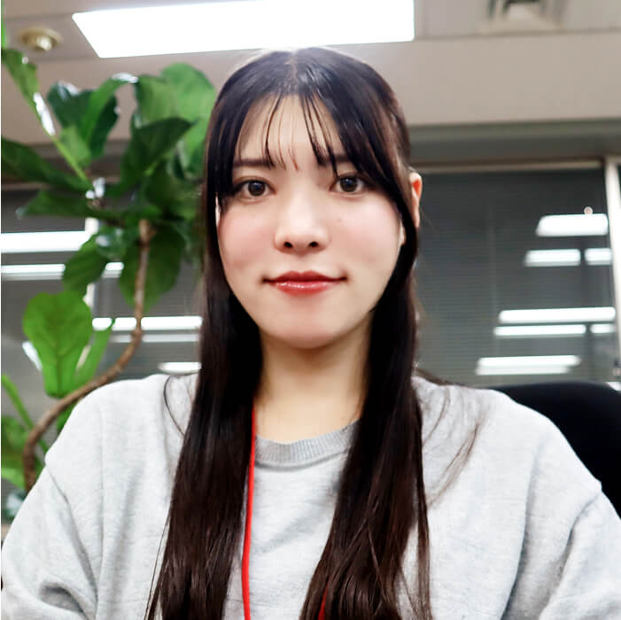 笑顔の女性社員