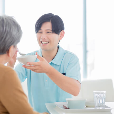 笑顔の男性介護士