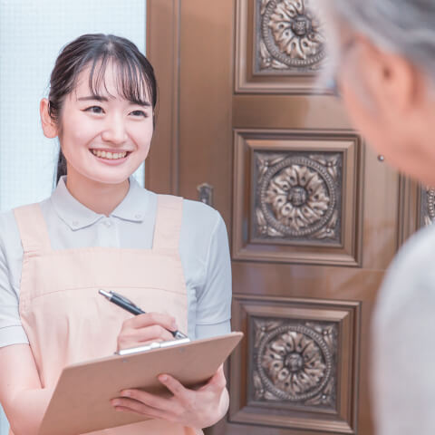 笑顔の女性介護士