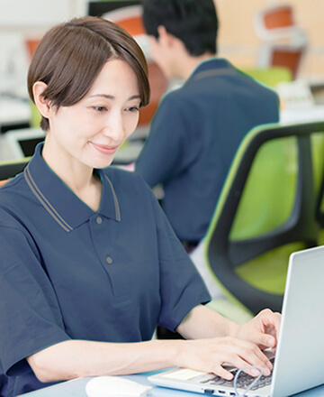 PC作業するケアマネ