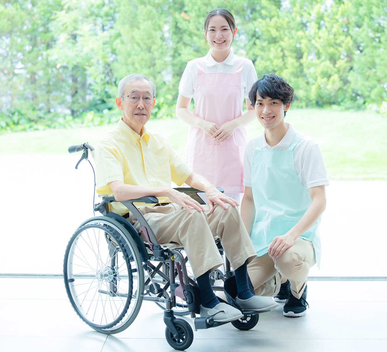 利用者さまと笑顔の介護士たち